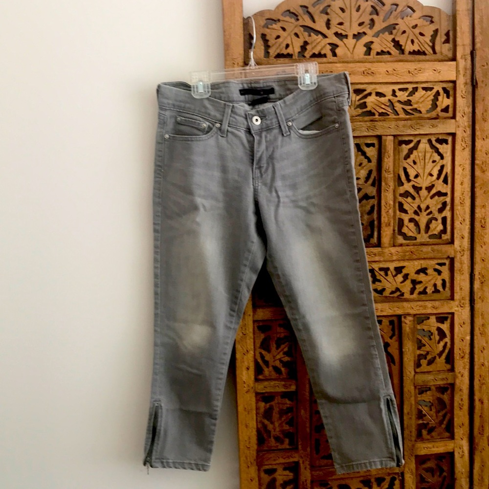 Original Levi’s Low Skinny gray cropped jeans with cute ankle zippers
